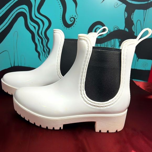 Women’s size 7 White Jelly Ankle Booties! ✨ - Picture 3 of 3